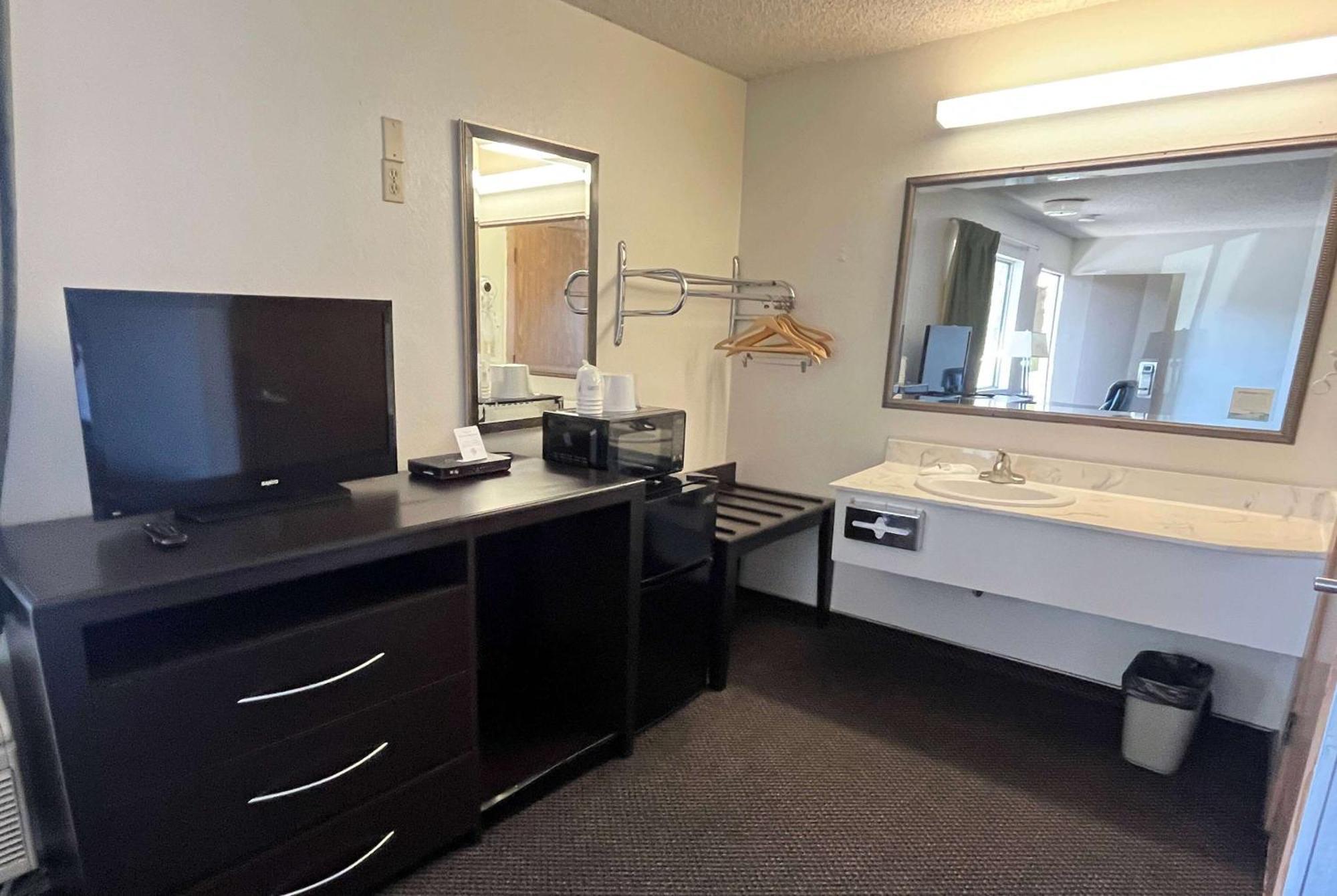 Super 8 By Wyndham Motel 2*